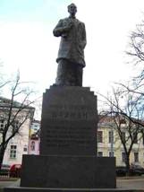 Памятник Бауману в сквере напротив Богоявленского («Елоховского») собора
