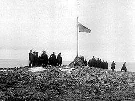 Подъем флага над землей Николая Второго
